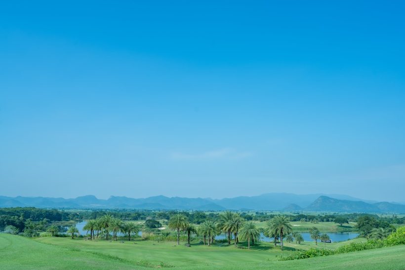코스 전경 — 호수와 산맥 (사진: 그랑프리 골프클럽)