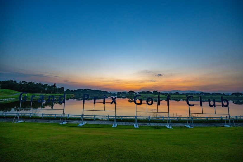 Grand Prix Golf Club — 호수 위 사인